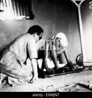 L'observation d'Anand Bharat Mahatma Gandhi tournoie dans sa hutte à l'Ashram Sevagram ; 1937 PAS DE MR Banque D'Images