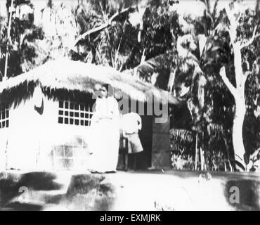 Mahatma Gandhi et Sushila Nayar marcher en face de Mahatma Gandhi's mobile hut à Noakhali East Bengal Banque D'Images