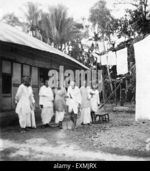 Mahatma Gandhi et d'autres personnes en face d'une hutte à Noakhali du Bengale oriental ; novembre 1946 ; Inde PAS DE MR Banque D'Images