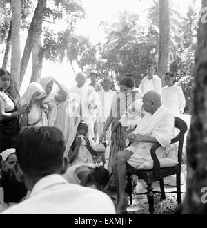 Mahatma Gandhi rencontre femmes pleurant des émeutes entre hindous et musulmans du Bengale oriental Noakhali Sucheta Kripalani Novembre 1946 Banque D'Images