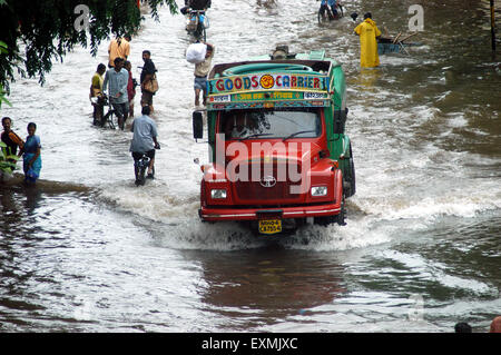 Inondations dues à la mousson, camion dans une rue inondée, Bombay, Mumbai, Maharashtra, Inde, Asie Banque D'Images