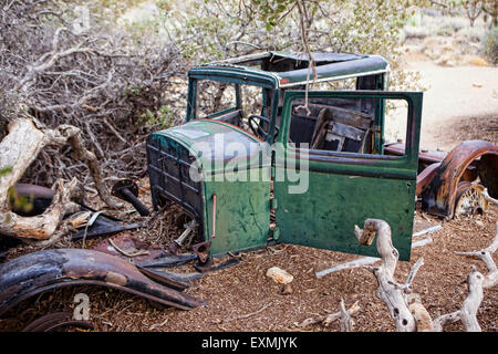 Un camion abandonné laissé par le Wall Street Mill et mine dans Joshua Tree National Park, Californie, USA. Banque D'Images