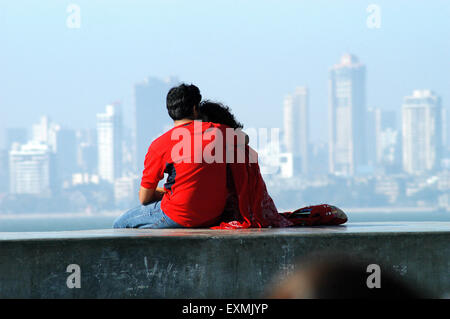 Un couple s'embrassent sur la Saint Valentin à Kilachand Chowk sur la Marine Drive dans Bombay Mumbai Maharashtra ; maintenant Banque D'Images