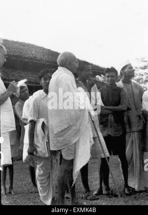 Mahatma Gandhi avec les autres à l'Ashram Sevagram ; 1941 ; Mahadev Desai PAS MR Banque D'Images