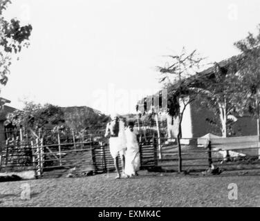 Mahatma Gandhi marcher avec une dame à l'Ashram Sevagram ; 1941 PAS DE MR Banque D'Images