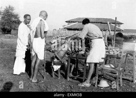 Mahatma Gandhi L'observation de l'examen d'Parshure Shastri par M. Das à l'Ashram Sevagram ; 1941 PAS DE MR Banque D'Images