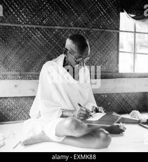 Mahatma Gandhi assis écrivant dans une hutte à Noakhali East Bengale Bangladesh Inde novembre 1946 vieux millésime 1900s photo Banque D'Images