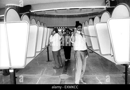 Les courtiers en assemblage dans l'anneau de l'ESB Bombay Stock Exchange Trading pour Bombay Mumbai Maharashtra Inde Banque D'Images