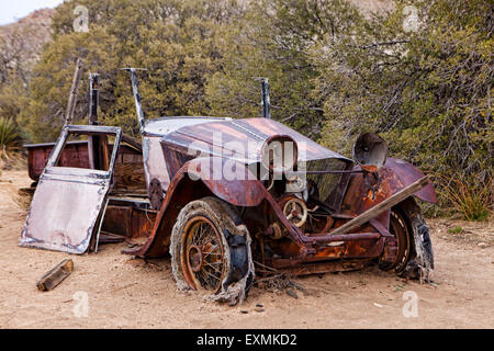 Une voiture abandonnée à gauche plus de la mine et usine de Wall Street à Joshua Tree National Park, California, USA. Banque D'Images