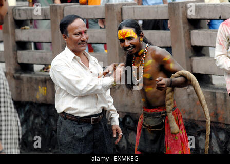 Un mendiant demander l'aumône en préparant lui-même avec une corde à Bombay maintenant Mumbai Maharashtra ; Inde ; Banque D'Images