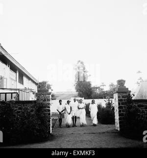 Arun Gandhi Mahatma Gandhi ; ; l'APGA Gandhi et Sushila Nayar passe en prière dans la nature cure clinique à Pune 1944 ; PAS DE MR Banque D'Images