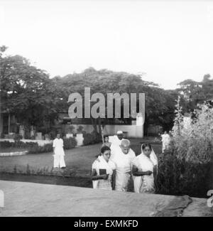 Abha Gandhi Mahatma Gandhi et Kusumbehn ; Adani marche sur l'enceinte de la nature cure clinique à Pune 1944 ; PAS DE MR Banque D'Images