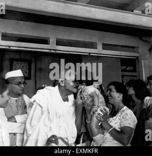 Anand Hingorani Mahatma Gandhi ; fille ; et la femme (Gulbehn) du Dr Dinshah Mehta à la nature cure clinique à Pune Banque D'Images