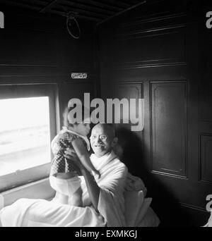 Mahatma Gandhi à jouer avec l'enfant de Girdharilal Kripalani dans le compartiment de train station à Nagpur, 1941 ; PAS DE MR Banque D'Images