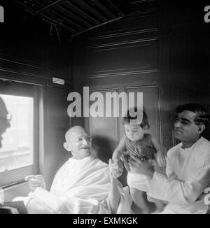 Mahatma Gandhi à jouer avec l'enfant de Girdharilal Kripalani dans le compartiment de train station à Nagpur, 1941 ; PAS DE MR Banque D'Images