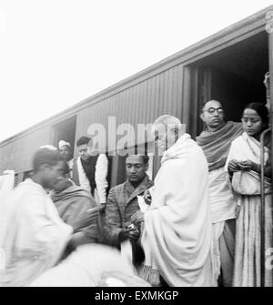 Mahatma Gandhi la collecte de dons du Fonds Harijan gare Assam Ramkrishna Bajaj Pyarelal Prabhatibehn Nayar Jayaprakash Banque D'Images