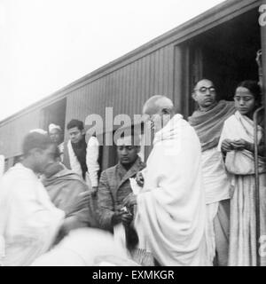 Mahatma Gandhi la collecte de dons du Fonds Harijan gare Assam Ramkrishna Bajaj Pyarelal Prabhatibehn Nayar Jayaprakash 1945 Banque D'Images