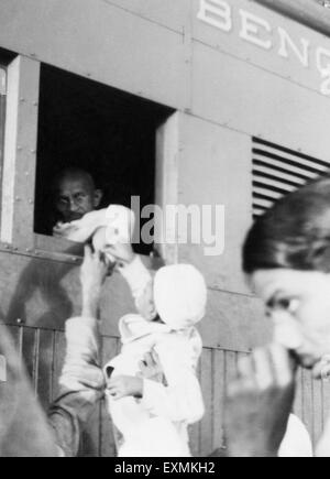 Mahatma Gandhi la collecte de dons pour le Fonds d'un jeune garçon Harijan dans une gare ; 1941 PAS DE MR Banque D'Images