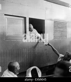 Mahatma Gandhi la collecte de dons pour financer Harijan dans une gare IIndia 1945 Banque D'Images