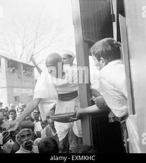 Mahatma Gandhi la collecte de dons pour financer Harijan avec un panier à la main à une station de train moyen de l'Assam Banque D'Images