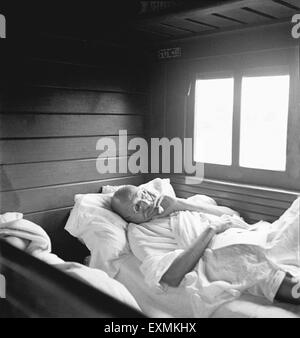 Mahatma Gandhi dormant dans le compartiment du train sur le chemin de l'Assam Inde janvier 1946 vieille photo vintage des années 1900 Banque D'Images