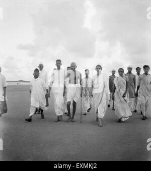 Mahatma Gandhi et d'autres à la plage Juhu Mumbai ; mai 1944 ; PAS DE MR Banque D'Images