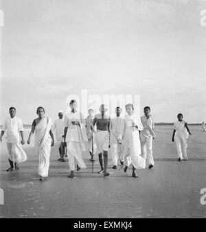 Mahatma Gandhi et d'autres marchant à Juhu Beach Bombay ; Mai 1944 Banque D'Images