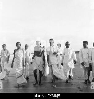 Mahatma Gandhi et d'autres à la plage Juhu Mumbai ; mai 1944 ; PAS DE MR Banque D'Images