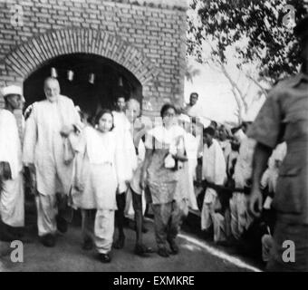 Khan Abdul Gaffar Khan ; Mridulabehn ; Sarabai Manu Mahatma Gandhi Gandhi bâtiment laissant les zones touchées par l'émeute de Bihar Banque D'Images