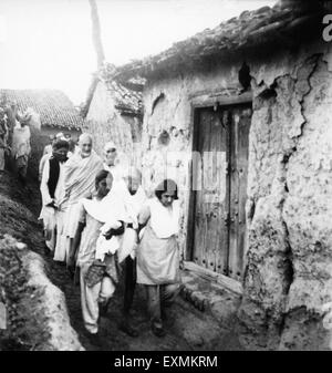 Mahatma Gandhi a appuyé Mridulabehn Sarabai Manu marche Gandhi Khan Abdul Gaffar Khan par riot village frappé Bihar Banque D'Images