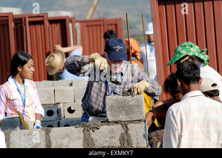 L'ex-président américain Jimmy Carter ainsi que des bénévoles construisent des maisons 23ème Jimmy Carter Work Project à Patan Village Inde Lonavala Banque D'Images