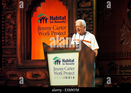 L'ex-président américain Jimmy Carter bénévoles construisent des maisons Jimmy Carter Work Project à Lonavala Village Patan Banque D'Images