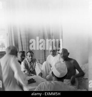 Mahatma Gandhi discussion Pyarelal Nayar Abdul Kalam Maulana Azad Acharya Kripalani Birla House Sardar Vallabhbhai Patel Mumbai Banque D'Images