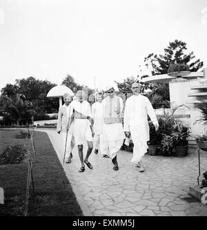 Mahatma Gandhi marcher avec Rajendra Prasad ; Mahadev Desai et autres à la maison de Birla Bombay 1939 ; PAS DE MR Banque D'Images