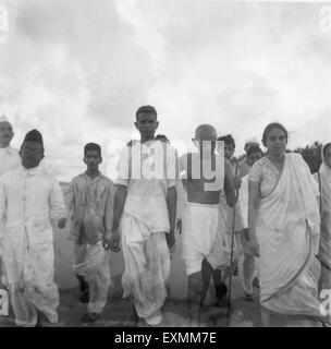 Mahatma Gandhi et d'autres à la plage Juhu Mumbai ; mai 1944 ; Inde ; PAS DE MR Banque D'Images