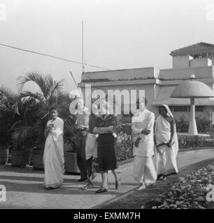 Mahatma Gandhi et d'autres à la plage Juhu Mumbai ; mai 1944 ; Inde ; PAS DE MR Banque D'Images