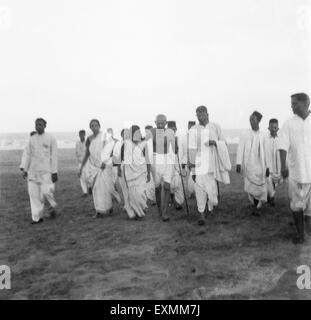 Mahatma Gandhi et d'autres à la plage Juhu Mumbai ; mai 1944 ; Inde ; PAS DE MR Banque D'Images