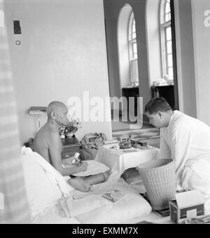 Mahatma Gandhi en discussion avec son plus jeune fils ; Devdas ; à la maison de Birla Bombay ; 1945 ; Inde PAS DE MR Banque D'Images