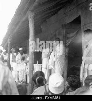 Mahatma Gandhi saluer les gens en face de la hutte à Kasturba Gandhi Ashram Sevagram ; 1945 ; Inde PAS DE MR Banque D'Images