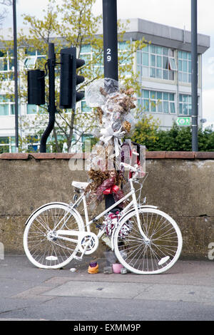 Vélo ghost peint en blanc pour les cyclistes tués memorial à Londres Banque D'Images