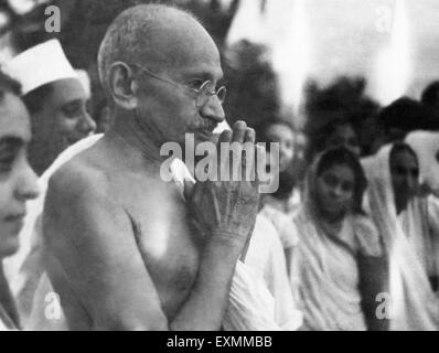 Mahatma Gandhi salutation namaste namaskar bienvenue bonjour Juhu Beach Bombay Mumbai Maharashtra Inde Mai 1944 ancienne image vintage 1900s Banque D'Images