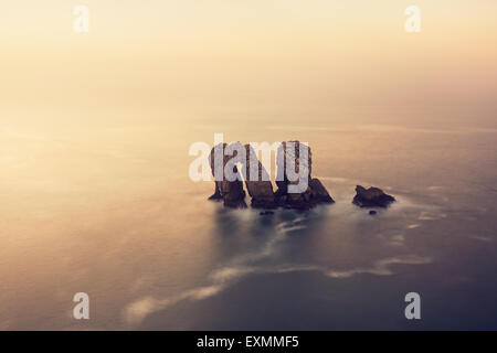 Los Urros en Costa Quebrada au coucher du soleil. Cantabria, ESPAGNE Banque D'Images