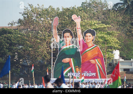 Homme politique indien Sonia Gandhi et Priyanka Gandhi posters Mumbai Inde Banque D'Images