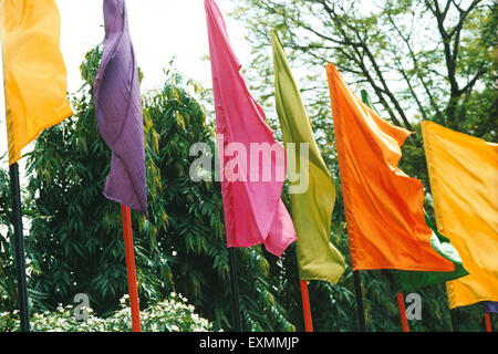 Drapeaux colorés jaune violet rose vert orange flambotant vent brise, Bombay, Mumbai, Maharashtra, Inde, Asie Banque D'Images