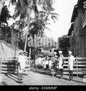 Mahatma Gandhi et d'autres marchant sur l'enceinte de la Birla House ; Mumbai ; 1945 ; Inde PAS DE MR Banque D'Images