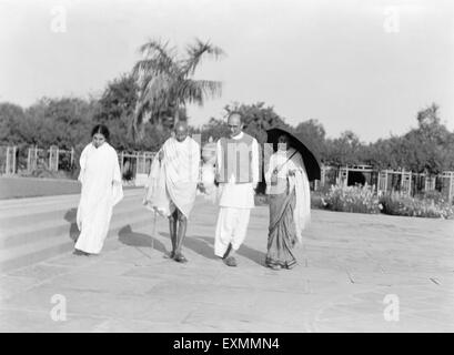 Sushila Nayar , Mahatma Gandhi , Mahadev Desai et Rajkumari Amrit Kaur Birla House marche à New Delhi Inde Banque D'Images