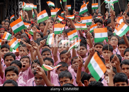 Les enfants de l'école de célébrer le Jour de l'indépendance indienne en brandissant le drapeau indien couleur tri dans Bombay Mumbai Maharashtra ; Inde ; Banque D'Images