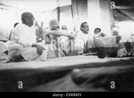 Sardar Vallabhbhai Patel et Gandhi Acharya Kripalani rire dans réunion du congrès 1942 Banque D'Images