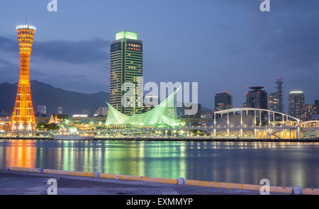 Kobe port Tower et musée Maritime au Japon Banque D'Images