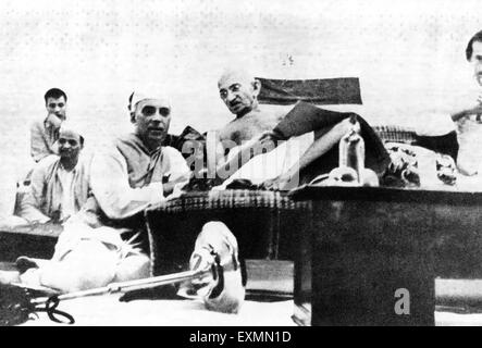 Mahatma Gandhi et Jawaharlal Nehru lors de la réunion du Comité du Congrès All India à Bombay Inde 1942 vieille photo vintage des années 1900 Banque D'Images